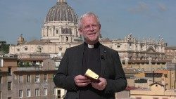 Prof. Dr. Peter Schallenberg auf der Terrasse der Villa Mater Dei