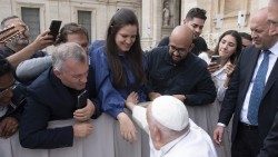 O momento em que o Papa abençoou Pedro, que nasce em setembro, filho de Laiza e Guilherme Cadoiss