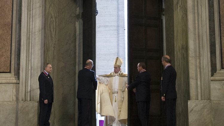 Papa Francesco apre il Giubileo del 2015.