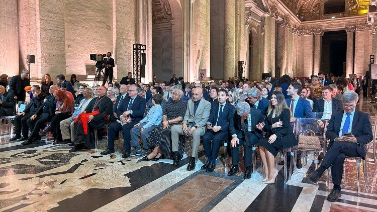 O público da noite de conclusão do II Encontro Mundial sobre a Fraternidade Humana