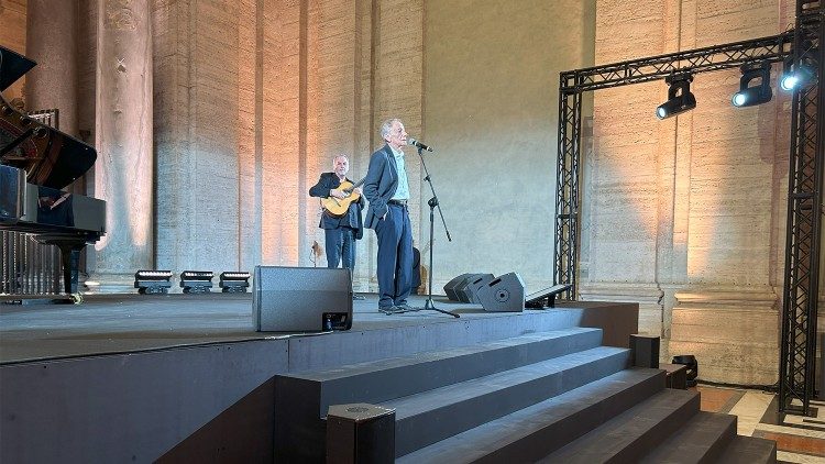 O cantor italiano, Roberto Vecchioni, no palco da noite conclusiva do II Encontro Mundial 