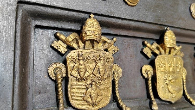 Gli stemmi dei Papi che hanno celebrato i Giubilei - Porta Santa della Basilica di San Pietro