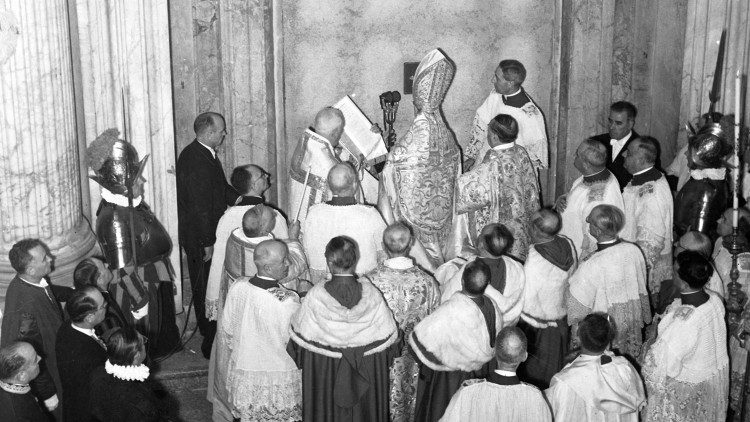 Archive photo of Pope Pius XII opening the Holy Door in 1950