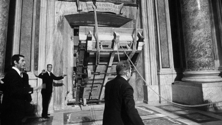 L'abbattimento del muro a seguito dei tre colpi di martello inferti dal Papa