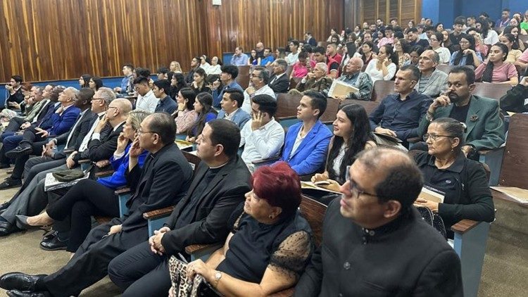 Participantes en auditorio de la Universidad Católica del Táchira 