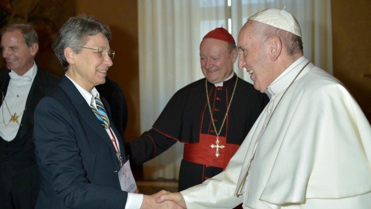 A Ir. M. Isabell Naumann com o Papa Francisco em novembro de 2017.