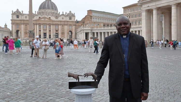 Ks. Leonard Olobo ze statuetką Premio San Giovanni Paolo II
