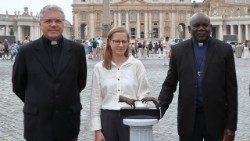 Ks. Andrzej Dobrzyński z Karoliną Koch, twórcą statuetki, oraz ks. Leonardem Olobo, dyrektorem nagrodzonego ośrodka z Ugandy