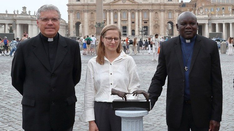 Ks. Andrzej Dobrzyński z Karoliną Koch, twórcą statuetki, oraz ks. Leonardem Olobo, dyrektorem nagrodzonego ośrodka z Ugandy