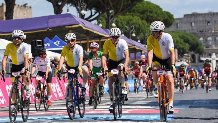 Des cyclistes de l'Athletica Vaticana. 