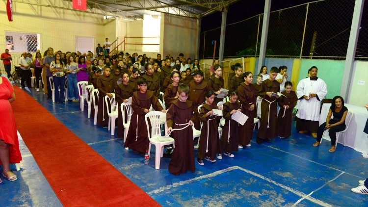 Missa de Pentecostes com a instituição de 50 novos coroinhas