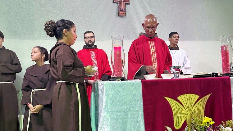 Kalyla Santos Rodrigues, jovem surda oralizada instituída coroinha na Paróquia Santa Clara de Assis de Colatina (ES)