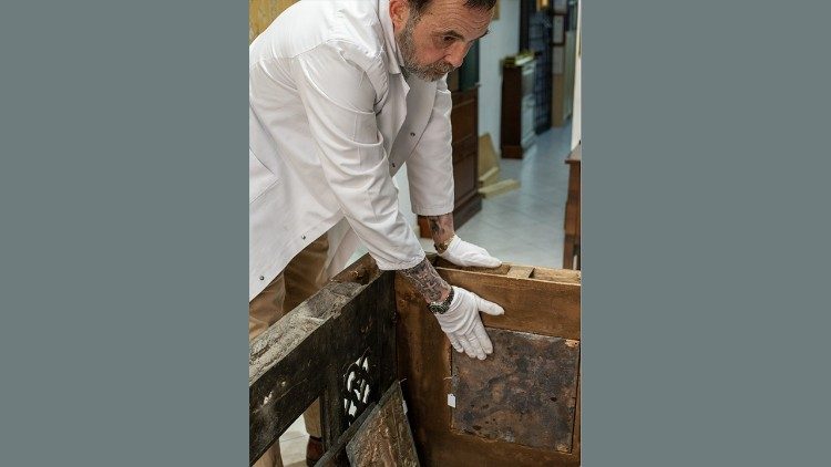 particolare del restauro dell'Altare dei Medici Restauro ©Federico Mulas di The Method Agency