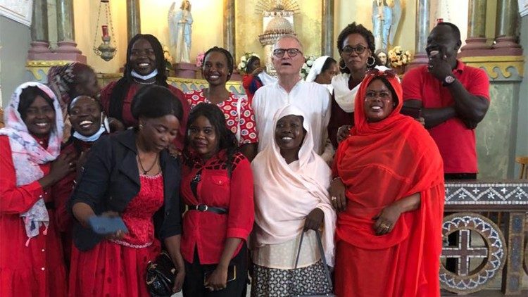 Padre Norberto al termine di una cerimonia religiosa celebrata con i profughi presenti a Port Sudan