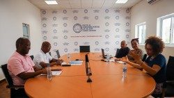 Escola Universitária Católica. Em primeiro plano o P. José Eduardo Afono e a Professora Clara Silva