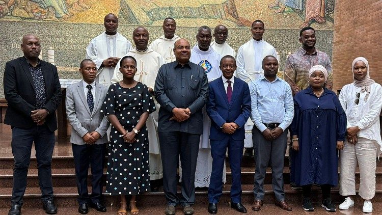 Balozi Kombo na Balozi Hassan wakiwa na mapadre na wafanyakazi wa Ubalozi