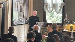 Monseñor John Joseph Kennedy durante la Conferencia sobre la lucha contra el maltrato infantil en la Embajada de Italia ante la Santa Sede, 2024.