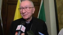 Kardinál Parolin při prezentaci knihy o Bernardinu Nogarovi v Miláně