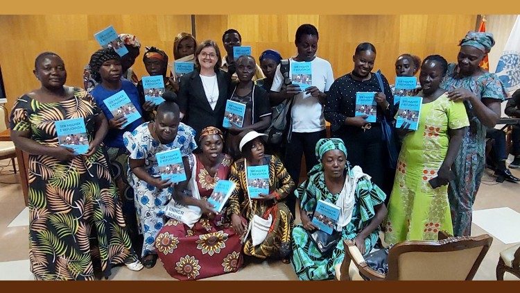 Irmã Neide juntamente com mulheres protagonistas do livro