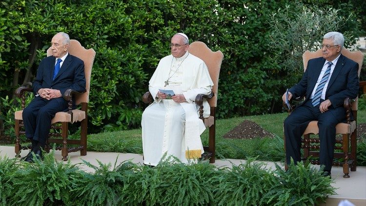 Il momento di preghiera nei Giardini Vaticani dell'8 giugno 2014