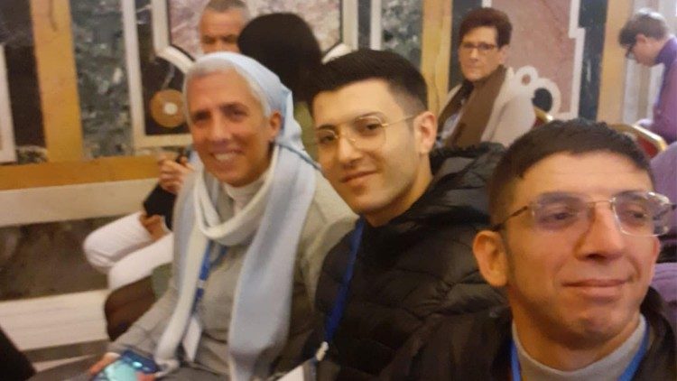 Os dois jovens detentos ao lado de religiosa na Sala Clementina