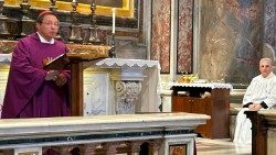 Grzegorz Ryś bíboros-érsek Szent II. János Pál pápa sírjánál 