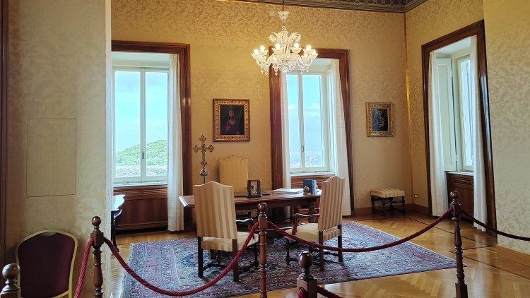 Der Schreibtisch in der päpstlichen Sommerresidenz, zuletzt genutzt von Papst Benedikt VI.