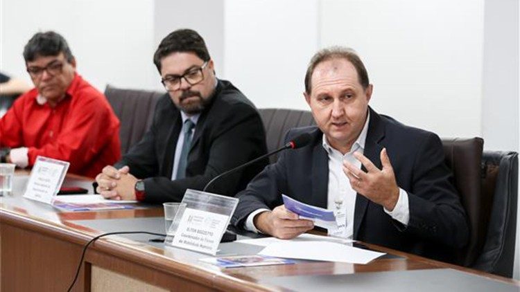 Jornalista Elton Bozzetto apresentando o Manual