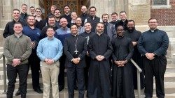  Bishop Earl Fernandes with the seminarians from the Diocese of Columbus OH at the Pontifical College Josephinum_foto don Paweł Rytel-Andrianik