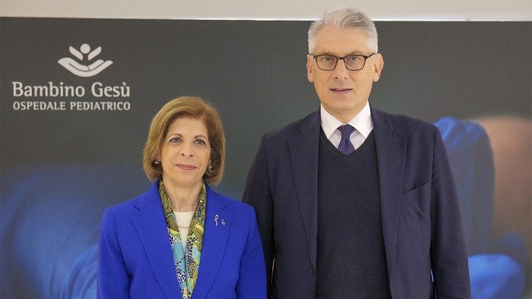 Stella Kyriakides con el presidente del Bambino Gesù, Tiziano Onesti