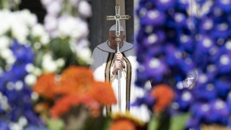 Papst zu Ostern auf dem festlich geschmückten Petersplatz: Aufnahme vom 22. März 2024