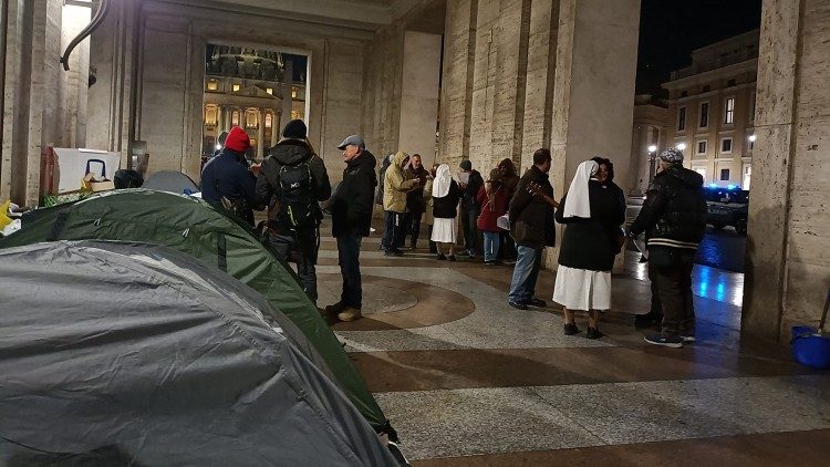 Ni hali hali halisi katika mji wa Roma ambapo kuna watu wengi wasio na makazi na wanasindikizwa kiroho