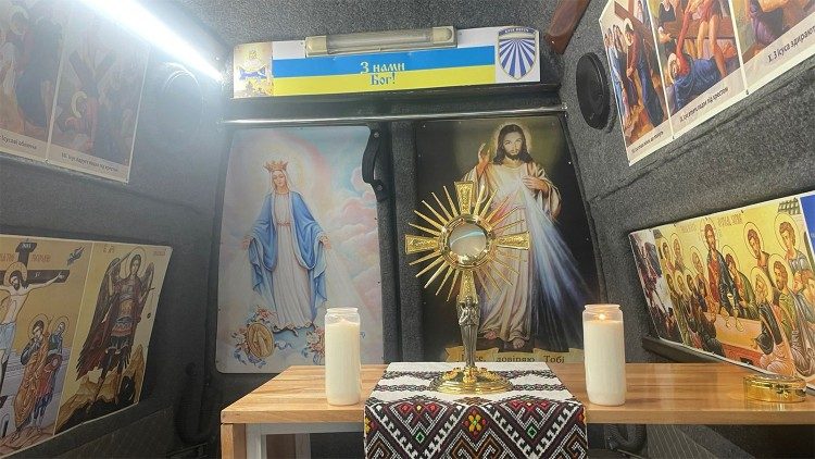 "Похідна" каплиця в кузові мікроавтобуса