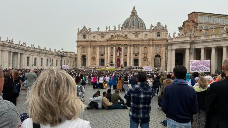 पास्का महापर्व के अवसर पर संत पेत्रुस महागिरजाघर के प्राँगण में विश्वासी