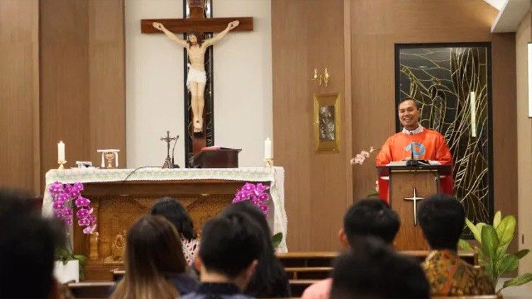 Fr. Frans Kristi Adi, Secretary of the Youth Commission of the Indonesian Bishops' Conference, leads a Thanksgiving Mass commemorating the 2024 Youth Pledge at the Franciscan Chapel of the KWI Building. Photo credit: