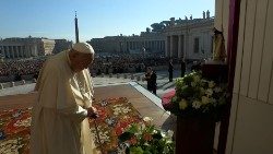 Papst Franziskus im Gebet vor der Muttergottesstatue aus Valencia