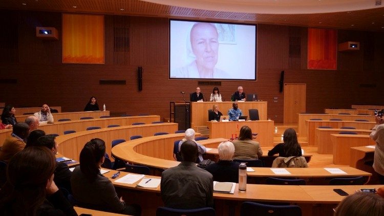 La Hna. Balatti habla por videoconferencia durante el simposio. (Foto cortesía del JRS)