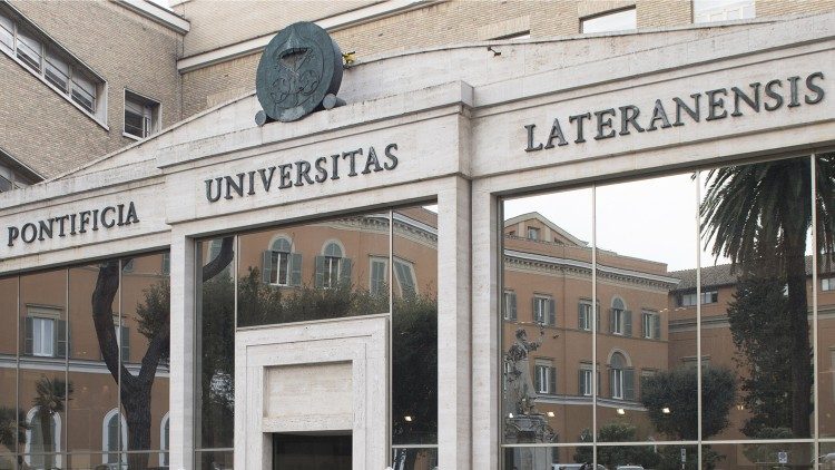 L'ingresso della Pontificia Università Lateranense