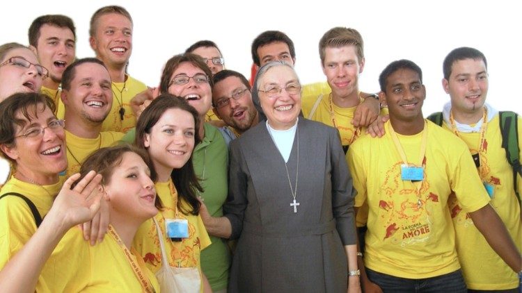 Mother Yvonne Reungoat with young people. (CONFRONTO MGS, Europe)