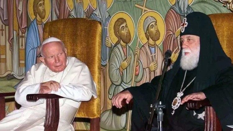 João Paulo II e o Patriarca Ilia em 1999