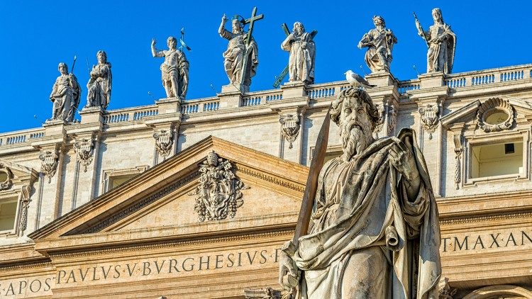 ಸಂತ ಪೇತ್ರರ ಬಸಿಲಿಕಾದ ಮುಂಭಾಗದ ಎಡಭಾಗದಲ್ಲಿರುವ ಸಂತ ಪೇತ್ರರ ಪ್ರತಿಮೆ.