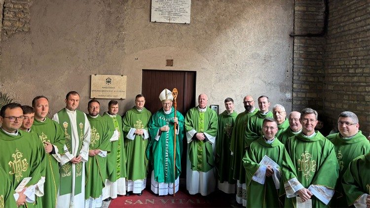 Il cardinale Parolin con i sacerdoti della Comunità Romena di rito latino di Roma, nella Basilica di San Vitale 