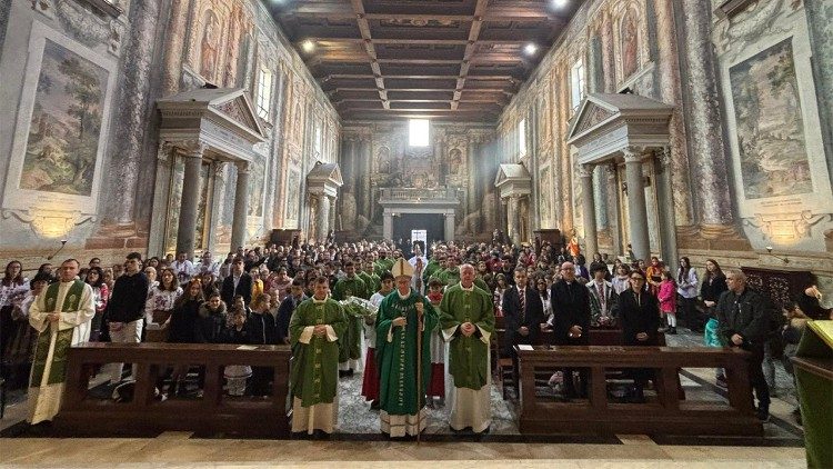 Cardinal Parolin with the Romanian community at the Basilica of San Vitale in Rome