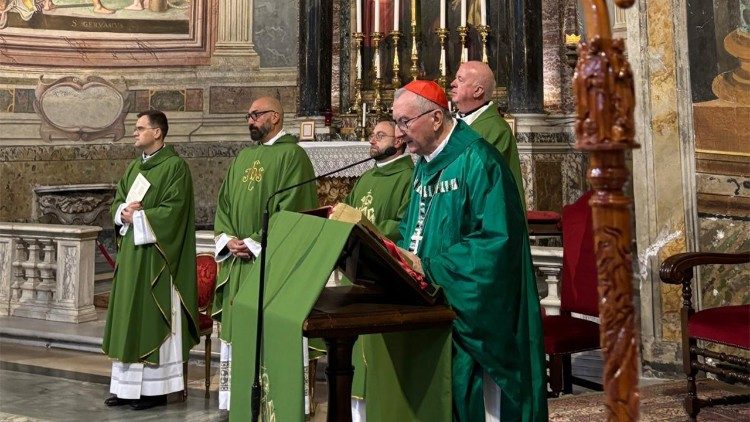 Il cardinale Parolin con la Comunità Romena di rito latino di Roma, nella Basilica di San Vitale