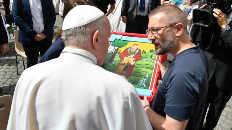 Papa Francesco benedice l'icona dell'abbraccio il 23 giugno 2021