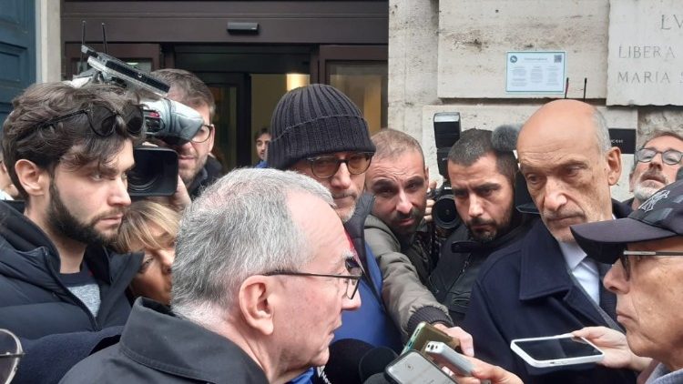 Il cardinale fuori dalla Lumsa con i giornalisti