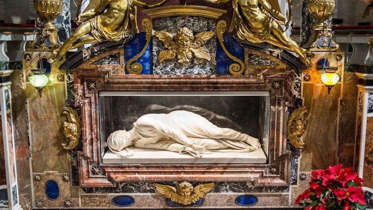 Rzeźba św. Cecylii przedstawia jej nienaruszone ciało w pozycji, jaką je znaleziono podczas otwarcia jej grobu