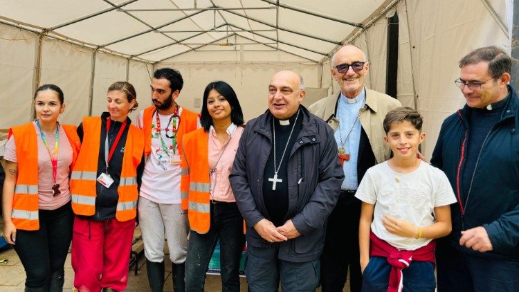 El cardenal Czerny con el arzobispo Benavent y los voluntarios