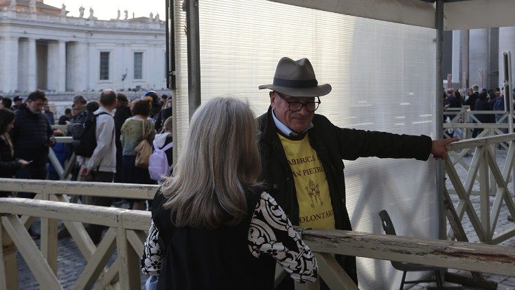 Un volontario della Fondazione Homo Viator di Vicenza accoglie i pellegrini camminatori e ciclisti in Piazza San Pietro