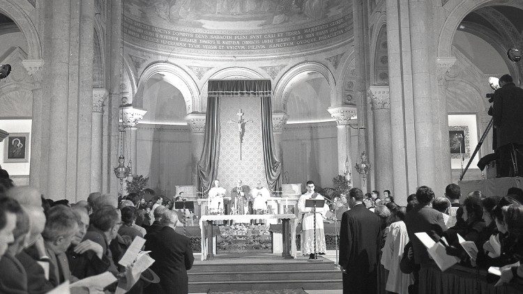 Un momento della celebrazione presieduta da Paolo VI il 7 marzo del 1965 nella chiesa di Ognissanti a Roma. Per la prima volta un Pontefice celebra la Messa in lingua italiana